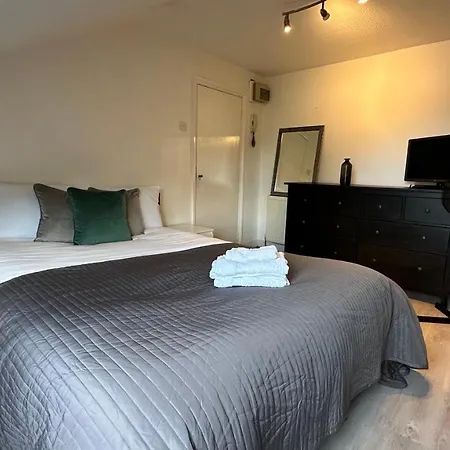 Economic Studio In The Heart Of Chiswick - London